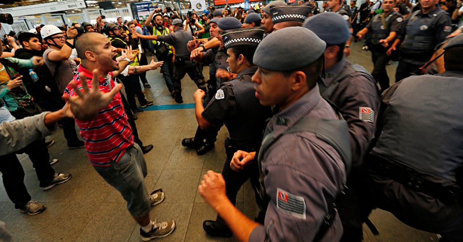 12.06.14 - Manifestante pede calma a policiais em protesto dentro da estação Tatuapé do metrô, em São Paulo