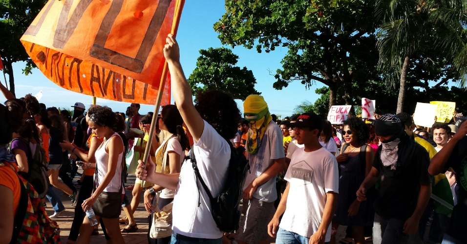 12.06.14 - Manifestantes carregam faixa "Copa sem povo, tô na rua de novo" em protesto em Fortaleza