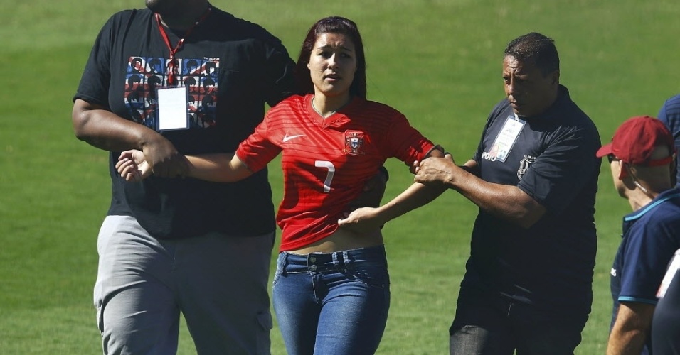 12.jun.2014 - A torcedora de Portugal invadiu o treino para ver Cristiano Ronaldo e teve de ser retirada por dois seguranças