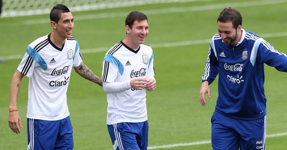 12.jun.2014 - Ángel Di María, Lionel Messi e Gonzalo Higuaín, possível trio de ataque da Argentina na Copa, brincam durante treinamento da seleção
