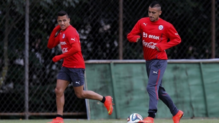 12.jun.2014 - Arturo Vidal e Alexis Sánchez participam de treinamento do Chile em Belo Horizonte - REUTERS/Sergio Moraes