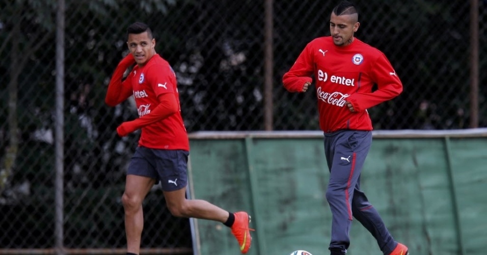 12.jun.2014 - Arturo Vidal e Alexis Sánchez participam de treinamento do Chile em Belo Horizonte