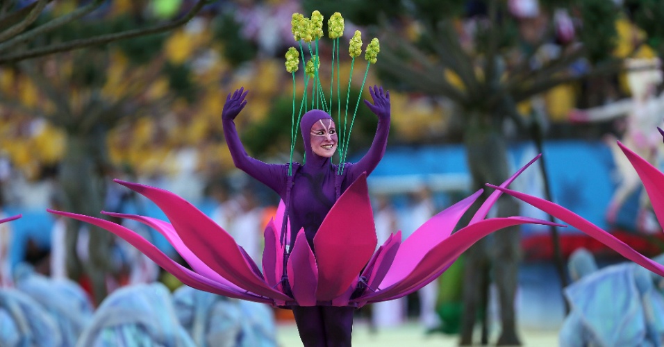 12.jun.2014 - Bailarina se apresenta no Itaquerão durante a cerimônia de abertura da Copa do Mundo