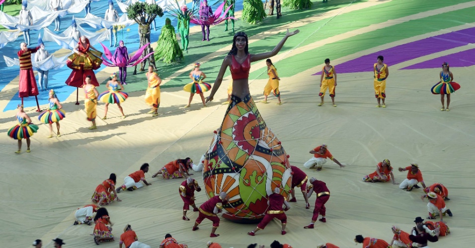 12.jun.2014 - Bailarina se apresenta no Itaquerão durante a cerimônia de abertura da Copa do Mundo