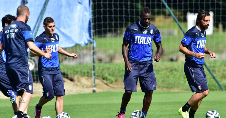 12.jun.2014 - Balotelli e Pirlo participam de treino com bola da seleção da Itália no Rio de Janeiro