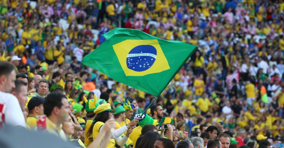 12.jun.2014 - Bandeira do Brasil na arquibancada do Itaquerão antes da estreia contra a Croácia