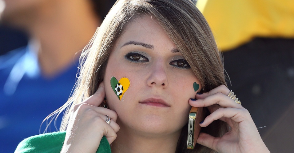 12.jun.2014 - Belas mulheres marcam presença no Itaquerão para a abertura da Copa do Mundo