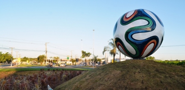 12.jun.2014 - Bola gigante foi colocada em rotatória de Cuiabá para dar boas-vindas aos turistas