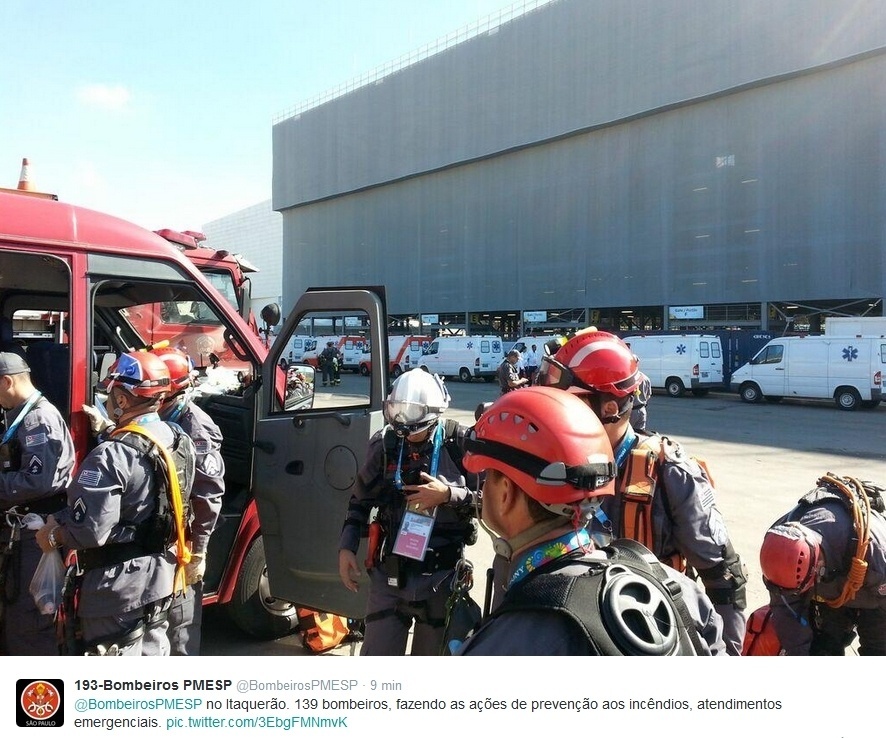 12.jun.2014 - Bombeiros realizam ação de prevenção a incêndios em frente ao Itaquerão, horas antes da abertura da Copa