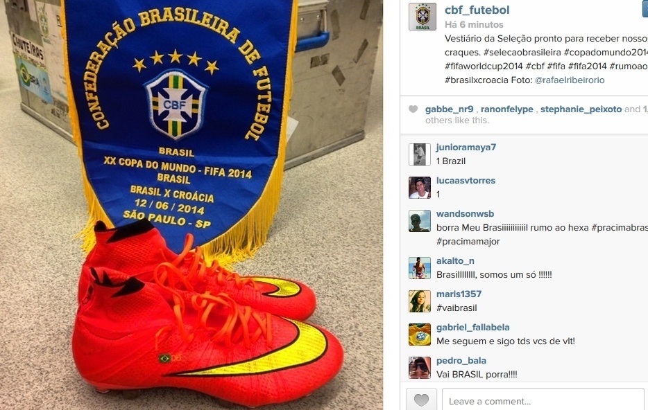 12.jun.2014 - CBF posta foto do vestiário da seleção brasileira no Itaquerão e exibe flâmula que será levada por Thiago Silva