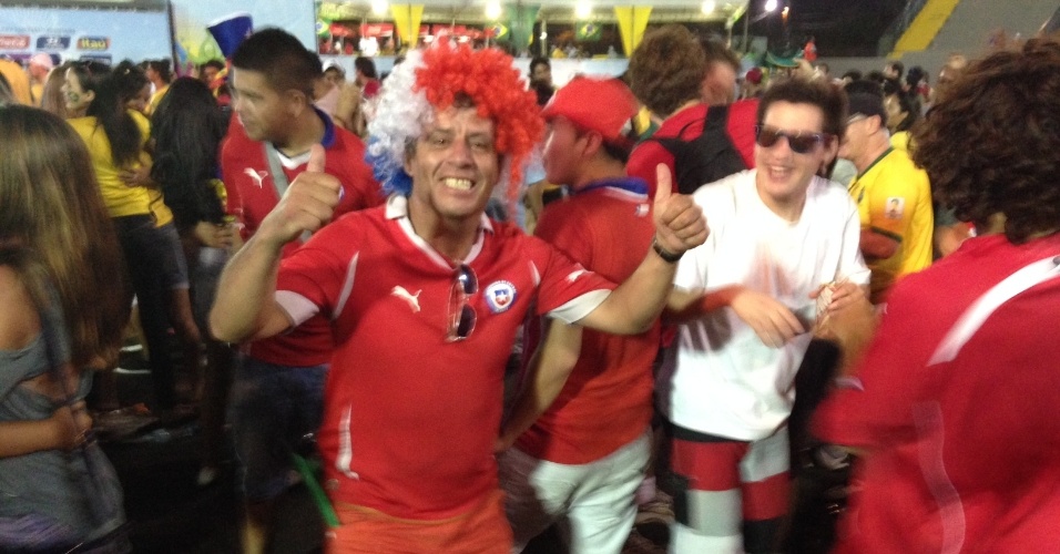 12.jun.2014 - Chileno posa para foto durante balada pós-jogo de Fan Fest em Cuiabá