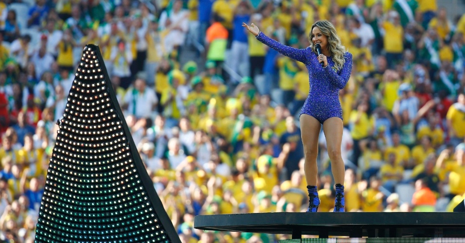 12.jun.2014 - Claudia Leitte canta na cerimônia de abertura da Copa do Mundo
