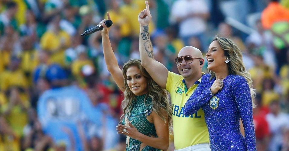 12.jun.2014 - Claudia Leitte, Jennifer Lopez e rapper PitBull encerram participação na cerimônia de abertura da Copa do Mundo