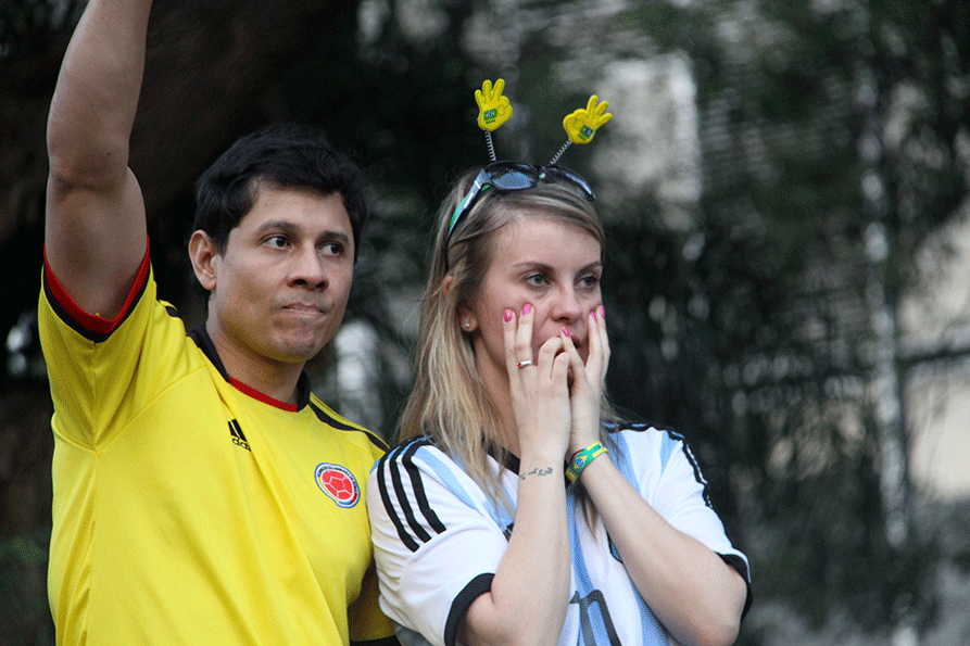 12.jun.2014 - Colombiano e argentina participam de Fan Fest em São Paulo