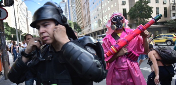 Manifestante vestido de "pink block" faz protesto bem humorado contra Copa no Rio