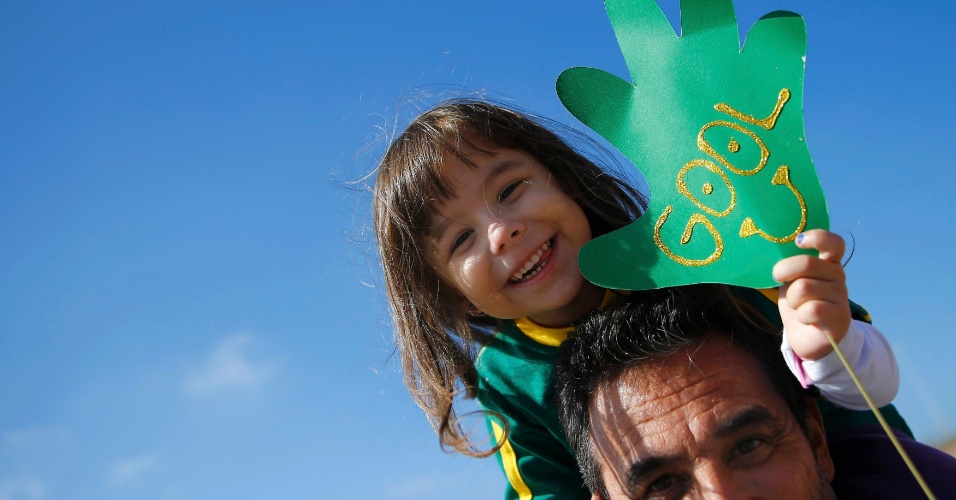 12.jun.2014 - Criança faz festa na chegada ao Itaquerão para o jogo de abertura da Copa