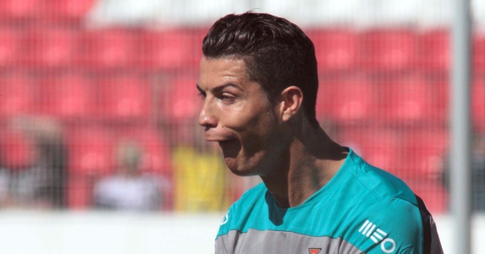 12.jun.2014 - Cristiano Ronaldo faz careta durante treino da seleção de Portugal, em Campinas
