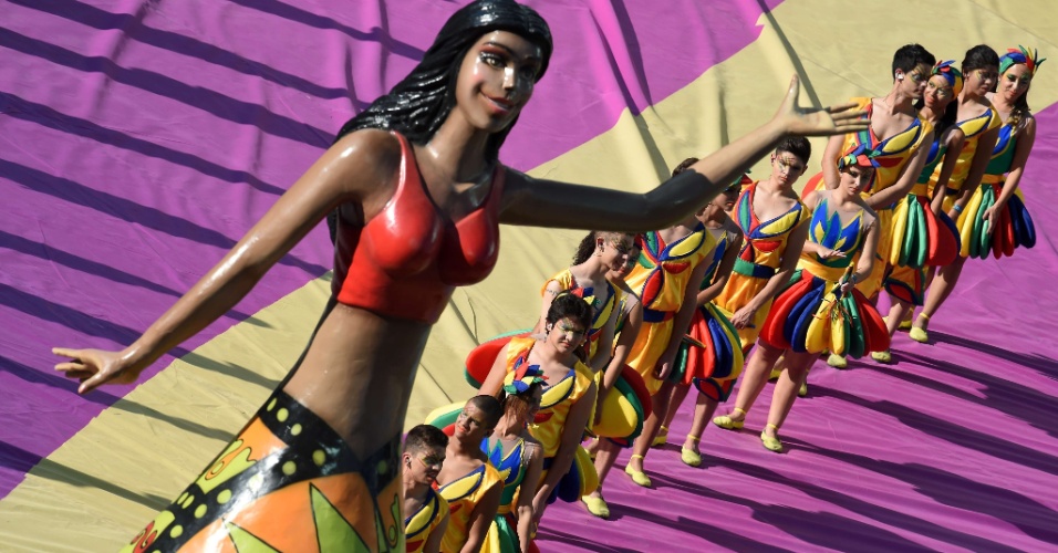 12.jun.2014 - Dançarinos de frevo fazem apresentação na cerimônia de abertura da Copa