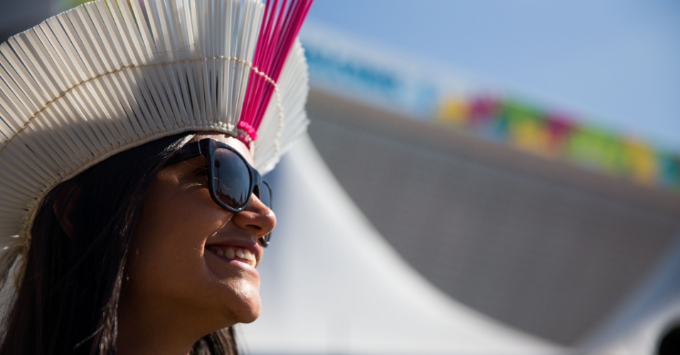 12.jun.2014 - Fantasiada de índia, torcedora vai ao Itaquerão para a abertura da Copa do Mundo