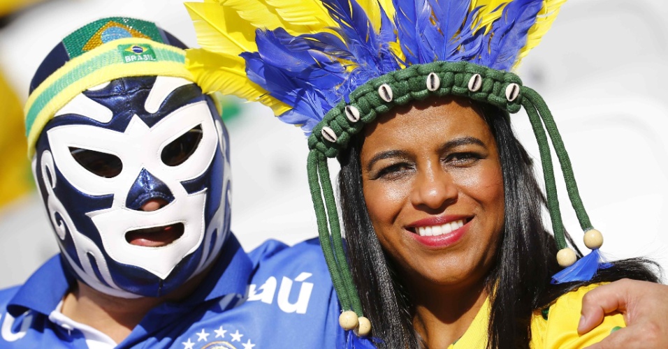12.jun.2014 - Fantasiados, torcedores aguardam o início da cerimônia de abertura da Copa no Itaquerão