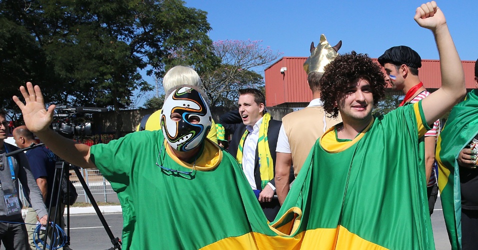 12.jun.2014 - Fantasiados, torcedores chegam ao Itaquerão para o jogo entre Brasil e Croácia