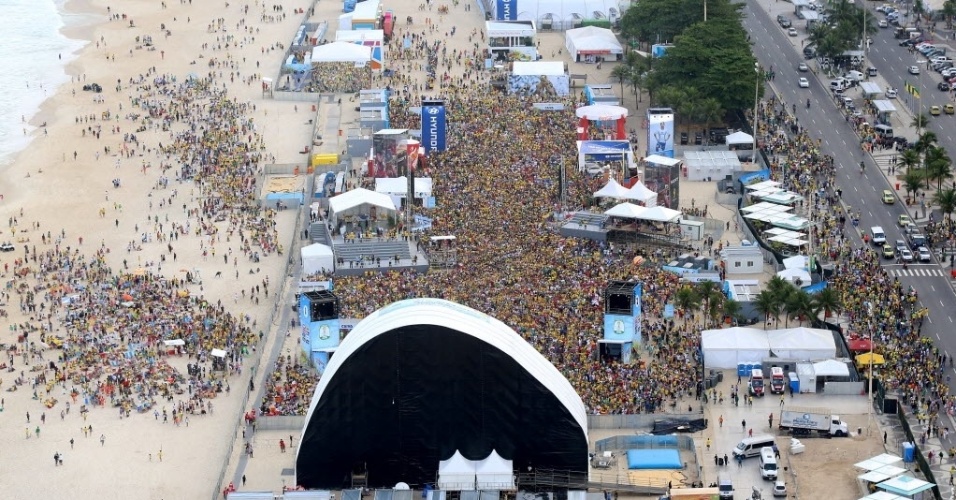 12.jun.2014 - Fifa Fan Fest em Copacabana, no Rio de Janeiro, ficou lotada