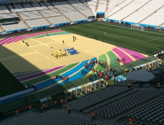 12.jun.2014 - Fifa faz últimos ajustes para a cerimônia de abertura da Copa do Mundo no Itaquerão