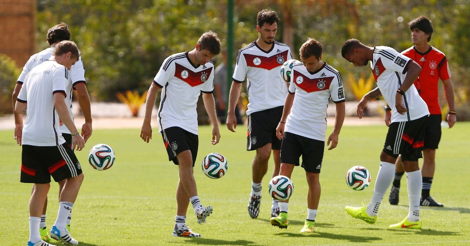 12.jun.2014 - Jogadores da Alemanha batem bola em treino sob os olhares do técnico Joachim Loew