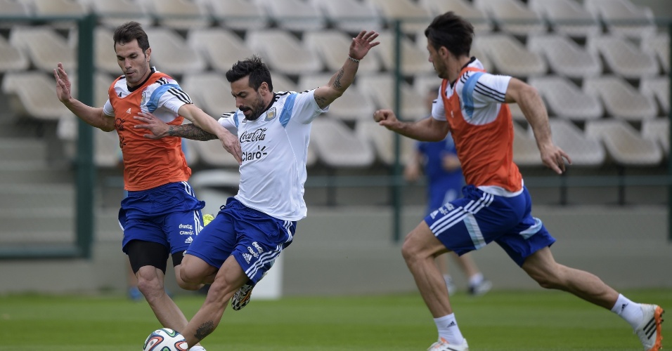 12.jun.2014 - Jogadores da Argentina disputam bola durante treino da seleção na Cidade do Galo