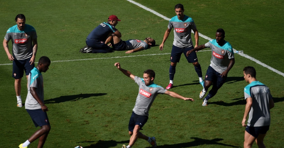 12.jun.2014 - Jogadores da seleção de Portugal brincam em roda de bobinho durante treino
