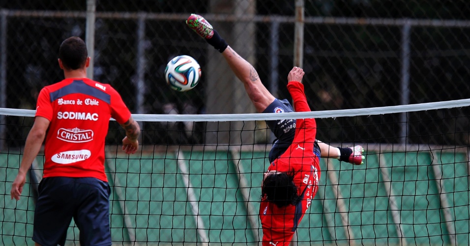 12.jun.2014 - Jogadores do Chile jogam futevôlei em treino da seleção na Toca da Raposa II