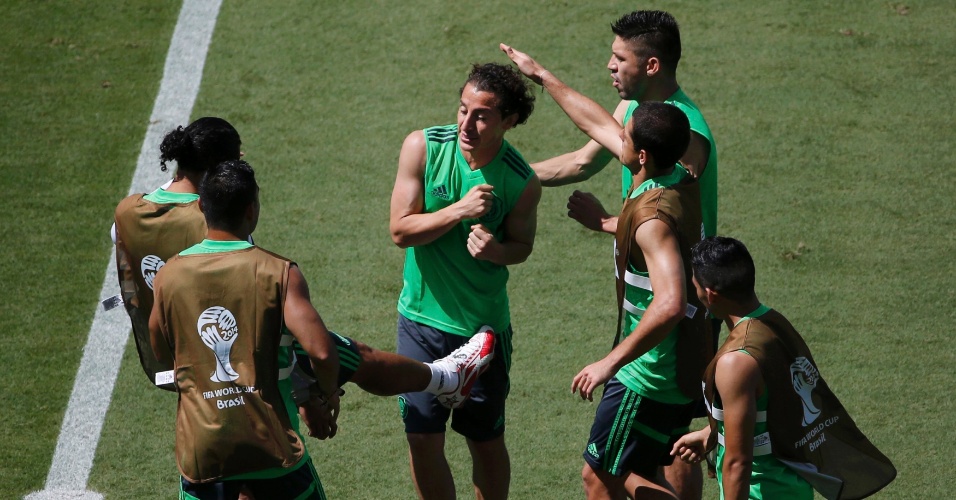 12.jun.2014 - Jogadores do México brincam com o meia Andres Guardado durante treino no estádio Arena das Dunas, em Natal
