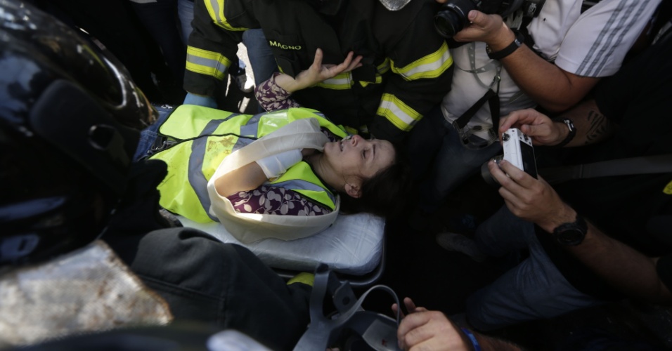 12.jun.2014 - Jornalista da CNN acaba ferida durante protesto contra a Copa na Radial Leste