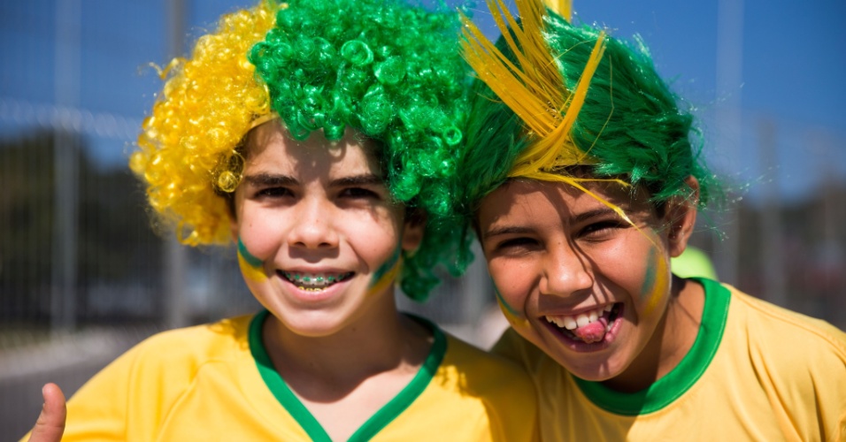 12.jun.2014 - Jovens torcedores fazem festa na chegada ao Itaquerão para o jogo de abertura da Copa