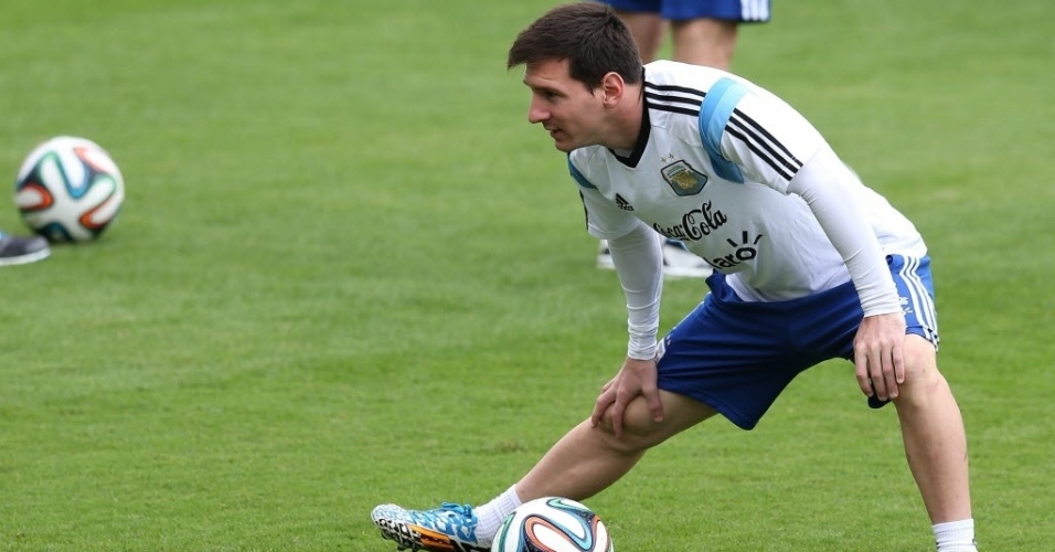 12.jun.2014 - Lionel Messi se alonga durante treino da Argentina em Belo Horizonte