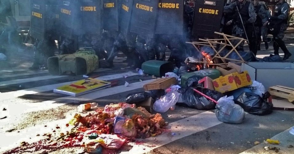 12.jun.2014 - Manifestantes colocaram fogo em materiais de trânsito para bloquear as vias