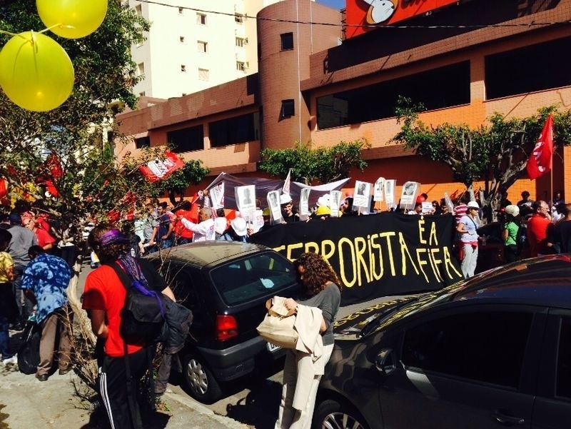 12.jun.2014 - Manifestantes fazem protestos contra a Copa do Mundo em frente à sede do Sindicato dos Metroviários em São Paulo