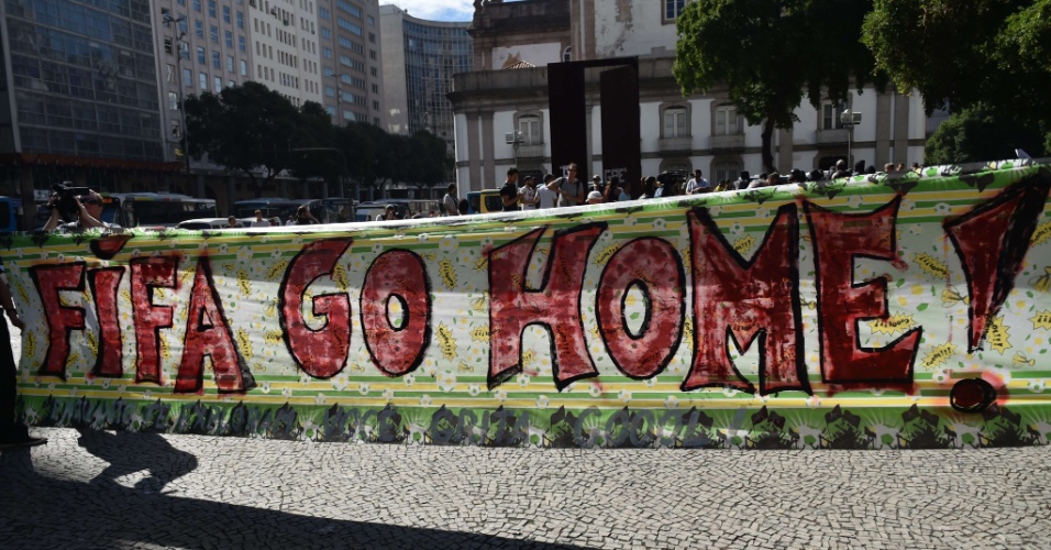 12.jun.2014 - Manifestantes protestam contra a Copa do Mundo no Rio de Janeiro