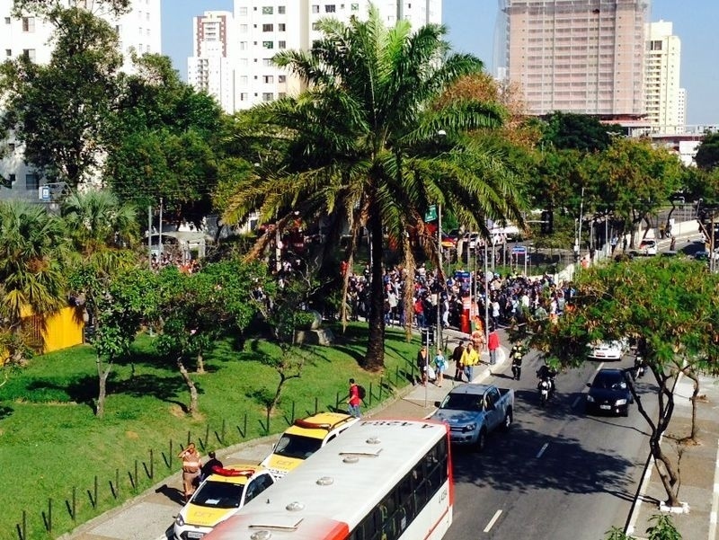 12.jun.2014 - Manifestantes se reúnem nas proximidades da estação Carrão do metrô para protestar contra a Copa