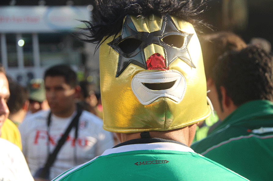 12.jun.2014 - Mascarado, torcedor mexicano passeia pela Fan Fest de São Paulo