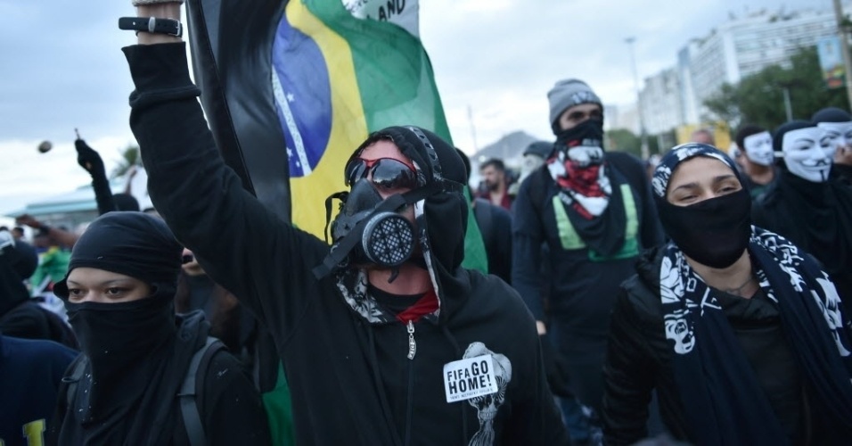 12.jun.2014 - Mascarados protestam no entorno da Fan Fest de Copacabana, no Rio de Janeiro