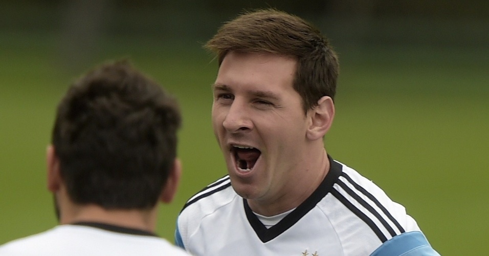12.jun.2014 - Messi boceja durante treino da Argentina em Belo Horizonte