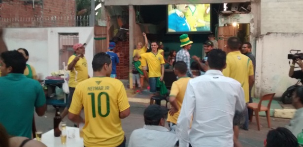 Moradores da Vila da Paz, vizinha do Itaquerão, celebram gol do Brasil contra a Croácia