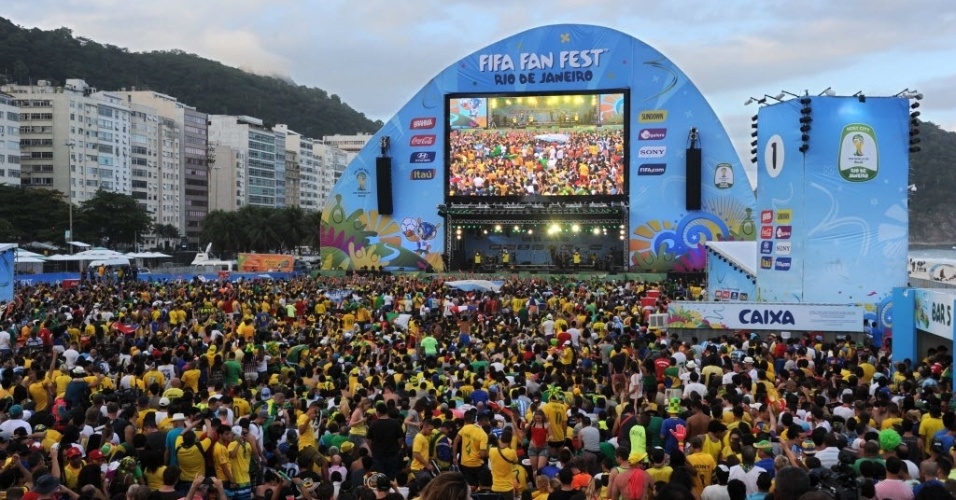 12.jun.2014 - Muitos torcedores compareceram a Copacabana para a Fan Fest; nem todos conseguiram entrar