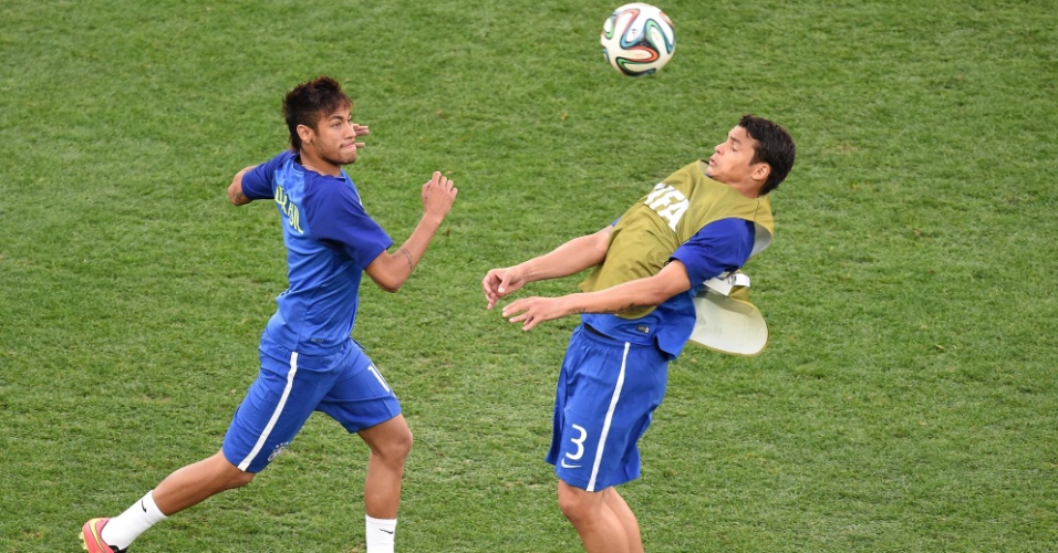 12.jun.2014 - Neymar e Thiago Silva durante aquecimento para a estreia na Copa contra a Croácia