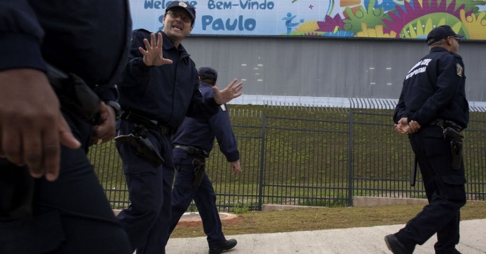 12.jun.2014 - Oficiais da polícia fazem os últimos ajustes na segurança do Itaquerão, que será palco da abertura da Copa nesta quinta-feira