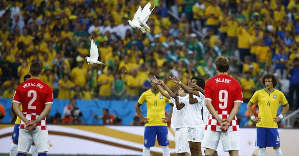 12.jun.2014 - Pombas são libertadas antes do jogo entre Brasil e Croácia