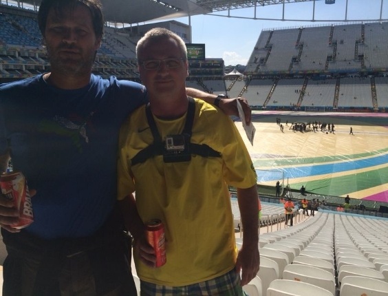 12.jun.2014 - Primeiros torcedores a entrar no Itaquerão posam para fotos no estádio de abertura da Copa