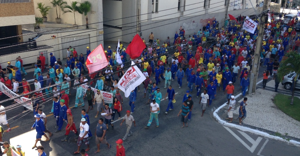 12.jun.2014 - Protesto contra a Copa em Fortaleza aconteceu de forma pacífica nesta quinta-feira