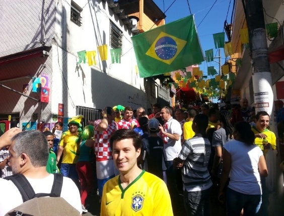 12.jun.2014 - Ruas próximas ao Itaquerão ficam tomadas por torcedores de Brasil e Croácia